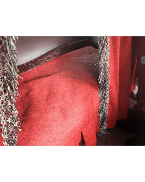 Красное покрывало стеганое для спального отсека грузовых автомобилей